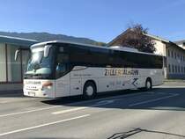 Setra 416 UL der Zillertalbahn bei der Durchfahrt in Uderns am 11.10.17.