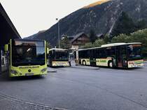 Ein C2 von der Zillertalbahn und Zwei Setra 415 NF von Christophorus am 11.10.17 beim Bahnhof Mayrhofem.