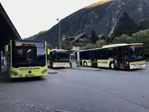 Ein C2 von der Zillertalbahn und Zwei Setra 415 NF von Christophorus am 11.10.17 beim Bahnhof Mayrhofem.