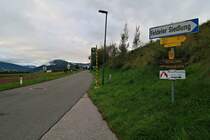 Wegen Bauarbeiten an der Stubaitalbahn (Neubau Mutterer Brücke) wurde in Mutters-Feldeler eine Haltestelle für den Schienenersatzverkehr eingerichtet. Aufgenommen 10.9.2017.