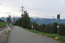 Wegen Bauarbeiten an der Stubaitalbahn (Neubau Mutterer Brücke) wurde in Mutters-Außerkreith eine Haltestelle für den Schienenersatzverkehr eingerichtet. Im Bild links zu sehen die reguläre Haltestelle, die vorübergehend außer Betrieb ist. Aufgenommen 10.9.2017.