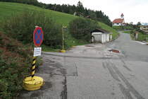 Wegen Bauarbeiten an der Stubaitalbahn (Neubau Mutterer Brücke) wurde in Mutters-Kreith eine Haltestelle für den Schienenersatzverkehr eingerichtet, der gesamte Platz ist als Buswendeplatz gekennzeichnet. Aufgenommen 10.9.2017.