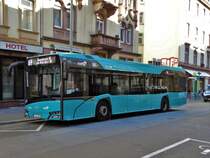 VGF/ICB Solaris Urbino 12 Wagen 223 am 14.10.17 in Frankfurt am Main Basler Platz auf der Linie 64