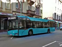 VGF/ICB Solaris Urbino 12 Wagen 223 am 14.10.17 in Frankfurt am Main Basler Platz auf der Linie 64