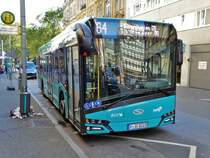 VGF/ICB Solaris Urbino 12 Wagen 223 am 14.10.17 in Frankfurt am Main Basler Platz auf der Linie 64