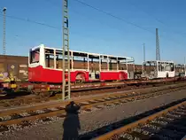 Mannheim Rangierbahnhof, 15.10.2017 - lackierte Karossen neuer Daimler-Stadtbusse auf dem Weg von Neu-Ulm nach Mannheim-Industriehafen. 

Hinweis an den Seitenbetreiber: Als Lokomotivführer habe ich diese Bilder heute auf dem Weg vom Dienst zur Meldestelle machen können, der Aufenthalt im Gleisbereich war also zulässig. Leider sieht man meinen Schatten aufgrund der tiefstehenden Sonne. 

Welche Unternehmen diese Busse mal einsetzen werden kann ich leider nicht beisteuern. 

Es waren 3 Solowagen der 12m-Klasse und 3 Vor- sowie 3 Endwagen von Gelenkbussen verladen. Die Züge der Gegenrichtung mit den unlackierten Rohkarossen sind stärker ausgelastet, die Karossen der Reise- und Überlandbusse verbleiben nach dem Lackieren in Neu-Ulm und werden dort montiert. Nur die Stadtbuskarossen werden nach dem Lackieren wieder nach Mannheim zurück transportiert und dort kompletiert. 
