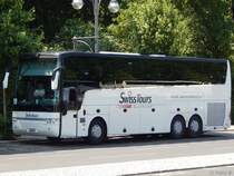 Van Hool T915 von Swiss Tours aus der Schweiz in Berlin am 08.06.2016