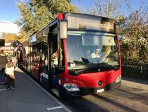 Bernmobil C2 K 435 am 16.10.17 am warten beim Bahnhof Niederwangen.