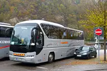Neoplan Tourliner von astl Reisen aus Rosenheim an der Schiffsanlegestelle in Passau
