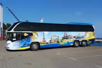 Neoplan Cityliner am Sassnitzer Hafenbecken perfekt eingeparkt. - 16.09.2017