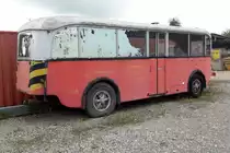 PTT:
Saurer/Hess 4R44RP (1943) Anhänger

Bei diesem Busanhänger bestand die Möglichkeit des Einsatzes in beide Richtungen. Es gibt eine Kupplung auf den beiden Seiten. Der Anhänger (Saurer/Hess) war am Anfang gelb/crème. Er gehört zu den ersten Anhänger, die während dem zweiten Weltkrieg gebaut wurden (1943). Erst ab 1947 baute die Firma Moser in Bern Anhänger, die nur in eine Direktion fahren konnten, mit nur einem Kupplung System.

1943-1963 Régie PTT P 3
1963-1965 Régie PTT P 32000
1965-jetzt: Grütter, Winterthur, dann Morf, Koten/Eigental no 25, dann Schneider, Nussbaumen ZH, dann Bollinger, Zürich.

Für die Beschaffung dieser Infos möchte ich Michael Rossier aus Biel bestens danken.

Per Zufall fotografiert habe ich dieseehemalige PTT-Rarität am 10. September 2017 in der Region Oberaargau.
Foto: Walter Ruetsch  

