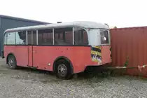 PTT:
Saurer/Hess 4R44RP (1943) Anhänger

Bei diesem Busanhänger bestand die Möglichkeit des Einsatzes in beide Richtungen. Es gibt eine Kupplung auf den beiden Seiten. Der Anhänger (Saurer/Hess) war am Anfang gelb/crème. Er gehört zu den ersten Anhänger, die während dem zweiten Weltkrieg gebaut wurden (1943). Erst ab 1947 baute die Firma Moser in Bern Anhänger, die nur in eine Direktion fahren konnten, mit nur einem Kupplung System.

1943-1963 Régie PTT P 3
1963-1965 Régie PTT P 32000
1965-jetzt: Grütter, Winterthur, dann Morf, Koten/Eigental no 25, dann Schneider, Nussbaumen ZH, dann Bollinger, Zürich.

Für die Beschaffung dieser Infos möchte ich Michael Rossier aus Biel bestens danken.

Per Zufall fotografiert habe ich diese ehemalige PTT-Rarität am 10. September 2017 in der Region Oberaargau.
Foto: Walter Ruetsch  





