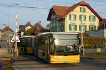 PTT: Impressionen vom Postautobetrieb in Aarberg. Ab dem Bahnhofplatz verkehren mehr Postautos in verschiedene Richtungen als Züge. Dabei trifft man vom alten FBW über den Gelenker bis zum Dreiachser. Die Aufnahmen entstanden am 30. September 2017.
Foto: Walter Ruetsch