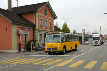 PTT: Impressionen vom Postautobetrieb in Aarberg. Ab dem Bahnhofplatz verkehren mehr Postautos in verschiedene Richtungen als Züge. Dabei trifft man vom alten FBW über den Gelenker bis zum Dreiachser. Die Aufnahmen entstanden am 30. September 2017.
Foto: Walter Ruetsch