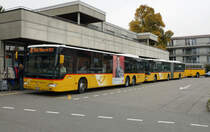 PTT: Impressionen vom Postautobetrieb in Aarberg. Ab dem Bahnhofplatz verkehren mehr Postautos in verschiedene Richtungen als Züge. Dabei trifft man vom alten FBW über den Gelenker bis zum Dreiachser. Die Aufnahmen entstanden am 30. September 2017.
Foto: Walter Ruetsch