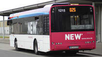 Ein Solaris Urbino 12 von der NEW'MöBus mit der Wagennummer 1215 am Mönchengladbacher Flughafen. | Oktober 2017