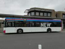 Ein Solaris Urbino 12 von der NEW'MöBus mit der Wagennummer 1215 am Mönchengladbacher Flughafen. | Oktober 2017