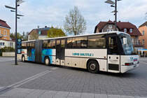 Leider etwas unfotogen stand am 15.04.2016 dieser Neoplan Gelenkbus von Heindl Reisen aus Osterhofen auf dem Bahnhofsvorplatz von Plattling