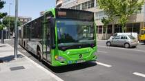 VECTALIA - Mercedes Citaro Nr. 5151 hält an einer Haltestelle in Caceres in der Extremadura in Spanien, am 21.6.17