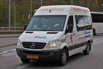 . VK 9009, Mercedes Benz Sprinter fährt auf seiner Tour am Bahnhof von Ettelbrück an mir vorbei.  28.10.2017