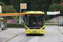 Bus der Linie 590a von Deutschmann Reisen bei der Haltestelle Fulpmes Brücke. Aufgenommen 17.9.2017.