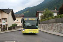 Linie 590 von Deutschmann Reisen in Anfahrt auf Fulpmes Bahnhof. Aufgenommen 24.9.2017.
