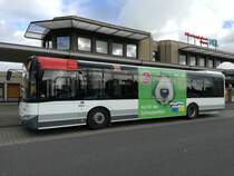 Ein Solaris Urbino 12 von der NEW'MöBus mit der Wagennummer 1102 (SchnupperAbo-Werbung) am Mönchengladbacher Flughafen. | Oktober 2017