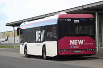 Ein Solaris Urbino 12 der 4. Generation von der NEW'MöBus mit der Wagennummer 1706 am Mönchengladbacher Flughafen. | Oktober 2017