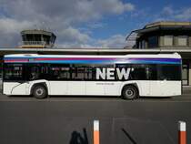 Ein Solaris Urbino 12 der 4. Generation von der NEW'MöBus mit der Wagennummer 1605 (CO2 sparen-Werbung) am Mönchengladbacher Flughafen. | Oktober 2017