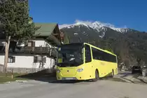 Scania von Postbus im Schienenersatzverkehr für die wegen Bauarbeiten gesperrte Mittenwaldbahn (Adaptierungsarbeiten Bhf. Seefeld) in Seefeld in der Reitherspitzstraße. Aufgenommen 30.10.2017.