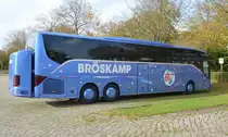 Setra S 517 HD, Reisebus, in Niebüll am 17.10.17. Länge 14 m, Höhe 3,77 m, Innere Stehhöhe 22,10, Wendekreis 22,93 m, Sitzplätze 59.