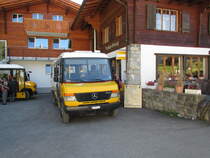 Postauto - Mercedes Vario Nr. 5683 am Wendeplatz auf der Griesalp, am 17.10.17