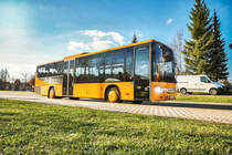 Ein SETRA S 415 LE business der OVG steht am 9.4.2017 bei der Haltestelle Neuhaus, Zentrale Haltestelle.