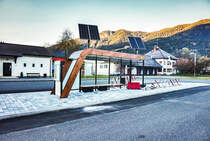 Nach dem die halbe Gailtalbahn eingestellt ist wird nun beim Bahnhof Kötschach-Mauthen die Bushaltestelle modernisiert.
Hier für wurde sogar  Station by Fonatsch  gekauft.
Um mal die Kosten für den Spaß anzusprechen: Der vor ein paar Jahren modernisierte Bahnhof und dieser Busbahnhof haben gleich viel gekostet, wobei der nagelneue Bahnhof im Grunde genommen eigentlich für nichts umgebaut wurde!

Solch ein schöne Wartehäuschen haben aber nicht alle Haltestellen im Gailtal, diese werden wohl erst nach dem Winter welche bekommen, da der grüne LR Holub zuerst noch einen Designwettbewerb braucht, dass die Leute im Schneegestöber im Freien warten müssen ist ihm scheinbar wohl egal.

Genauso egal, wie die Tatsache, dass sich der Verkehr auf der Straße ins unendliche staut, da er meinte, dass es besser wäre die Busbuchten nicht um ein bis zwei Meter zu verlängern, sondern diese komplett zu zu asphaltieren, so das der Bus von Kötschach bis Hermagor nicht einmal mehr die Straße verlässt.
Der Spaß kostet zwar nur 90.000€ und er hätte das zuasphaltieren nicht einmal anordnen dürfen, aber ist ja nur Steuergeld.

Aufgenommen am 28.10.2017.