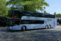 Van Hool TX27 astromega von 'Groeger Reisen', hier am Zoo Berlin /Hardenbergplatz im Juli 2017.