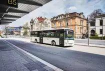 Ein IVECO Crossway von DB-Frankenbus fährt am 10.4.2017 in die Haltestelle Coburg Bahnhof/ZOB ein.
Später übernahm der Bus den Kurs 051 auf der Kfl. 8306 (Coburg Bahnhof/ZOB - Niederfüllbach Bahnstraße - Grub am Forst Rathaus - Ebersdorf (b. Co.) Bahnübergang - Weidhausen (b. Co.) Sonnefelder Str.).