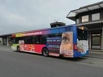 Ein Mercedes Benz O530 Facelift von der NEW'MöBus mit der Wagennummer 0908 (mit Werbung) am Mönchengladbacher Flughafen. | November 2017