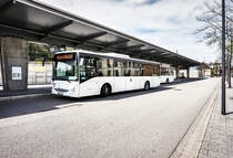 Ein IVECO Crossway von DB-Frankenbus wartet am 10.4.2017 an der Haltestelle Coburg Bahnhof/ZOB auf die Abfahrt.
Unterwegs war der Bus auf der Kfl. 8306 als Kurs 051 (Coburg Bahnhof/ZOB - Niederfüllbach Bahnstraße - Grub am Forst Rathaus - Ebersdorf (b. Co.) Bahnübergang - Weidhausen (b. Co.) Sonnefelder Str.).