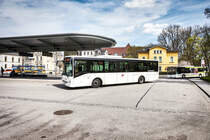Ein IVECO Crossway von DB-Frankenbus erreich am 10.4.2017 die Haltestelle Coburg Bahnhof/ZOB.
Unterwegs war der Bus auf der Kfl. 8306 als Kurs 048 (Weidhausen (b. Co.) Sonnefelder Str. - Ebersdorf (b. Co.) Bahnübergang - Grub am Forst Rathaus - Creidlitz Bahnhof -
 Coburg Bahnhof/ZOB).

Im Hintergrund biegt soeben ein MAN Lion´s City der SÜC ein.
