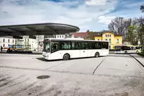 Ein IVECO Crossway von DB-Frankenbus erreich am 10.4.2017 die Haltestelle Coburg Bahnhof/ZOB.
Unterwegs war der Bus auf der Kfl. 8306 als Kurs 048 (Weidhausen (b. Co.) Sonnefelder Str. - Ebersdorf (b. Co.) Bahnübergang - Grub am Forst Rathaus - Creidlitz Bahnhof -
 Coburg Bahnhof/ZOB).

Im Hintergrund biegt soeben ein MAN Lion´s City der SÜC ein.