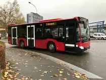 Bernmobil C2 K 437 am 7.11.17 vor der Haltestelle Riedbachstrasse.