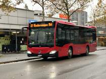 Bernmobil C2 K 437 am 7.11.17 auf der Linie 27, in der Riedbachstrasse in Bethlehem.