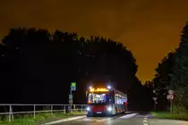 n der Nacht vom 15. auf den 16. Juli 2017 fuhr die Rheinbahn aufgrund der Rheinkirmes auf der Meerbuscher Rundlinie 839 statt bis Mitternacht bis 4 Uhr morgens. Hier konnte Wagen 7661, welcher an diesem Abend drei der vier Runden ohne Fahrgäste fuhr an der Haltestelle  Geismühle  in Krefeld-Oppum aufgenommen werden.