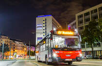 Noch fast werksneu konnte Wagen 7810 der Rheinbahn, ein VDL Citea der zweiten Lieferserie, am 10. September 2017 auf dem Pausenplatz Kurfürstenstraße, in der Nähe des Düsseldorfer Hauptbahnhofs, aufgenommen werden, bevor es für ihn für vier Runden auf den NachtExpress 6 ging.