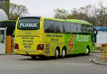 MAN Lion's Coach von Flixbus -Der Schmidt, ''Take me to Brusseles'' am Berliner -ZOB im November 2017.