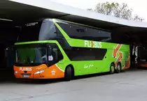 Neoplan Skyliner von Flixbus - Schröder Reisen,  '' Der 30. MAN Neoplan für Schröder Reisen'' (v.ob.)  am Berliner ZOB /Berlin im November 2017.