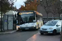Ein Solaris Urbino 12 von der NEW'MöBus mit der Wagennummer 1109 (mit Werbung) in Schiefbahn (Schiefbahn Kirche) . | November 2017