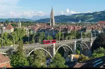 Ein BERNMOBIL Volvo 7900 Hybrid überquert am 4. Juli 2017 die Kornhausbrücke auf der Linie 10 in Richtung Ostermundigen.