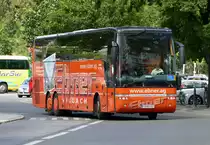 Van Hool T917 Astron von 'Ebner Reisen' aus Österreich, hier auf dem Hardenbergplatz in Berlin -Charlottenburg im August 2017.