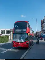 TfL / TowerTransit VH38122, ein Volvo B5LH mit Wright Bus Gemini 3 Aufbau, am 10. August 2017 als Linie 328 nach Chelsea, World's End in West Hampstead.